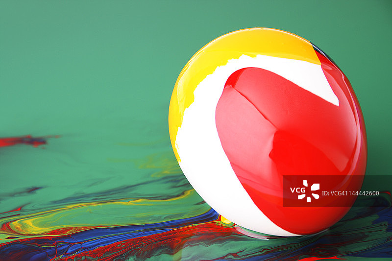 彩色颜料中的鸡蛋图片素材