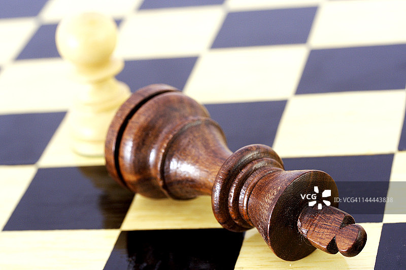 木制国王棋子在棋盘上图片素材