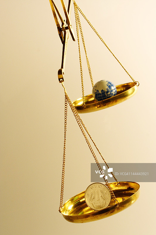 金钱与地球仪的平衡图片素材
