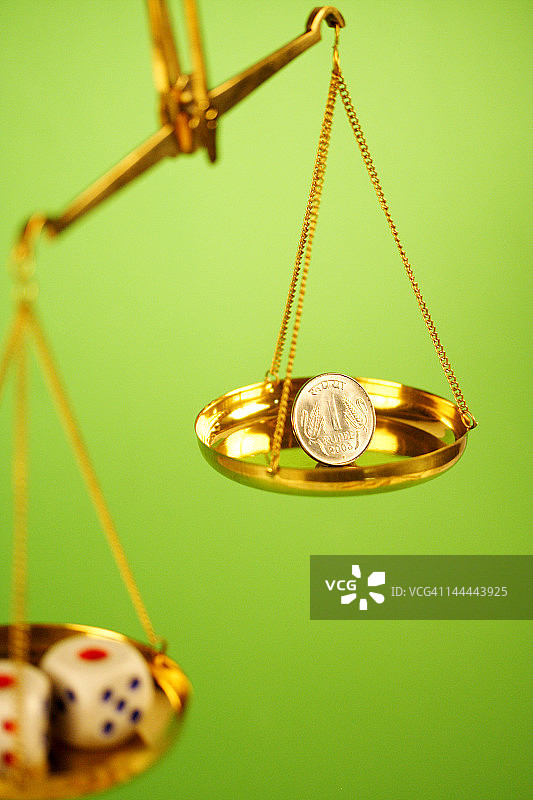 有钱和骰子的天平图片素材