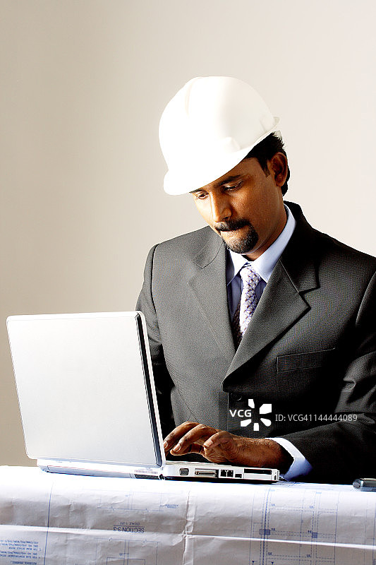 工作中的建筑师肖像图片素材