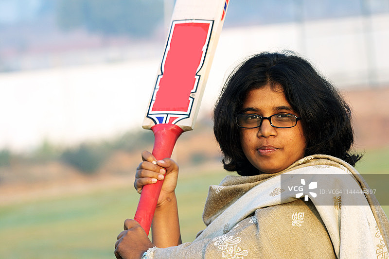 一位手持板球拍的年轻女士图片素材