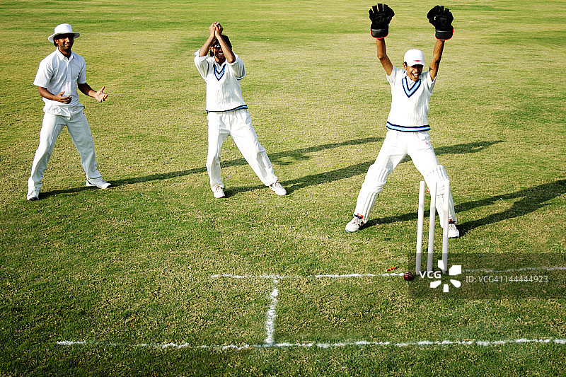 场地上的板球运动员图片素材