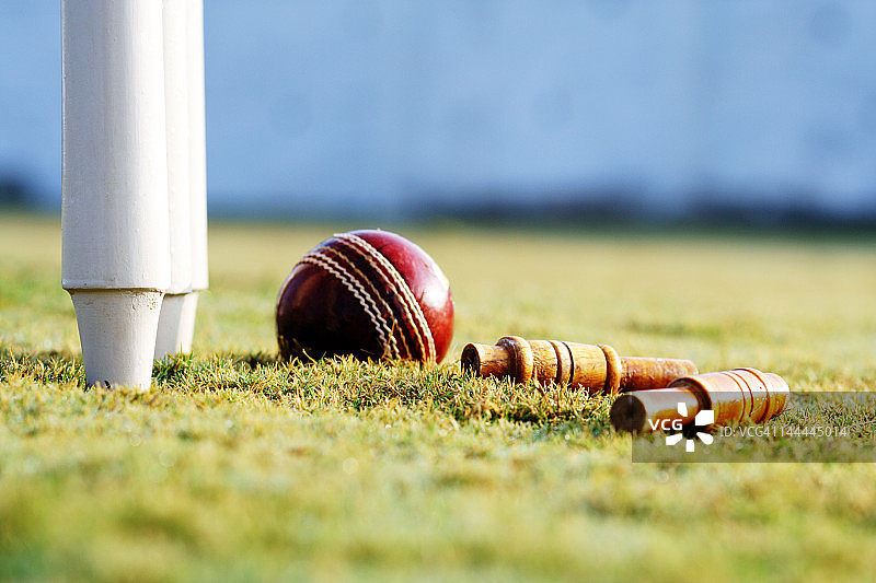 板球球门桩和球的部分景观图片素材