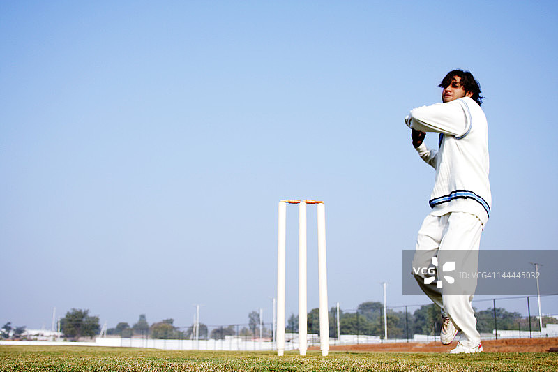 保龄球运动员的仰视角度图片素材