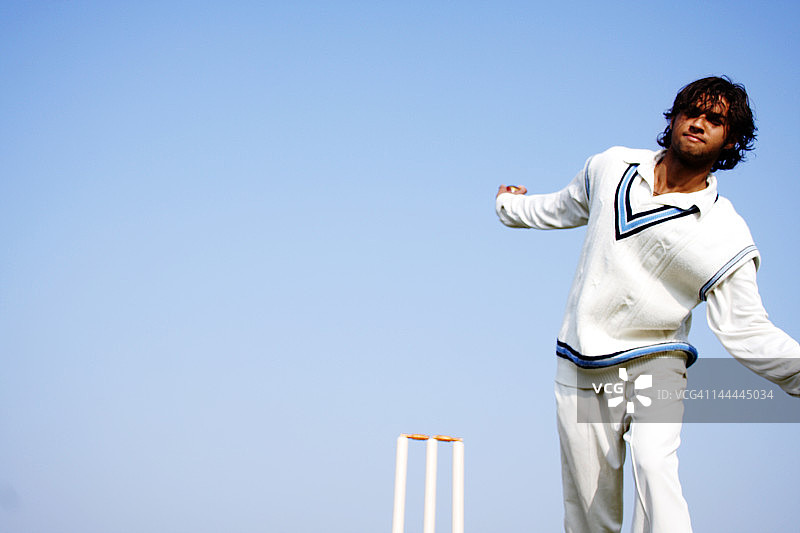 保龄球运动员的仰视角度图片素材