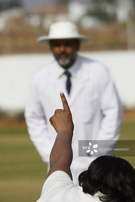 板球运动员向裁判申诉图片素材