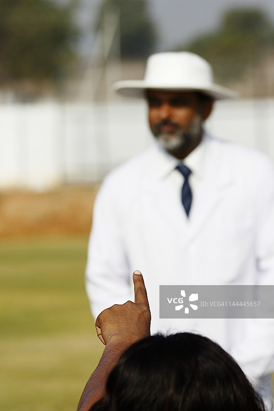 板球运动员向裁判申诉图片素材