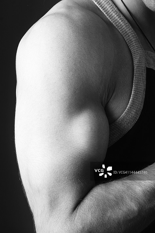 展示肌肉的男模特肖像图片素材