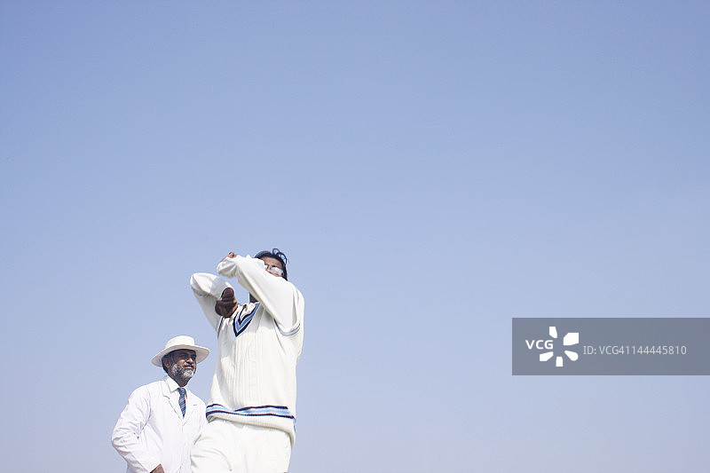 保龄球运动员投球瞬间图片素材