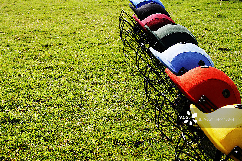 地上的板球头盔图片素材