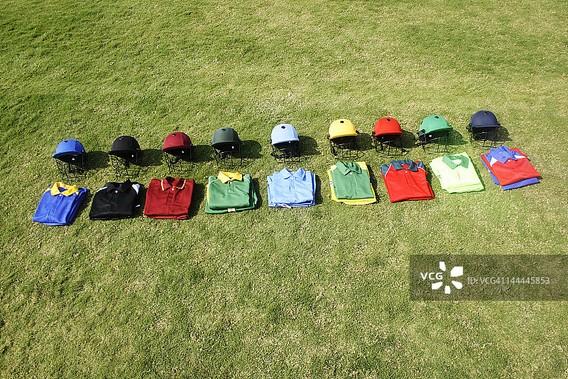 地面上的板球头盔和运动衫图片素材