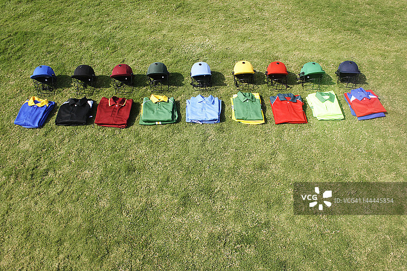 地面上的板球头盔和运动衫图片素材