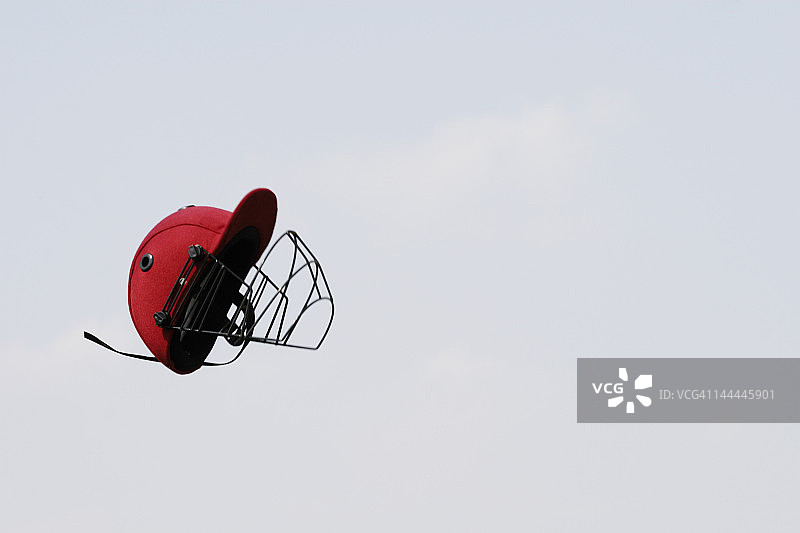 空中红色头盔图片素材