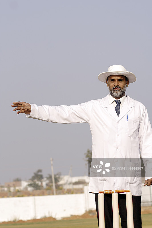 裁判员示意坏球图片素材