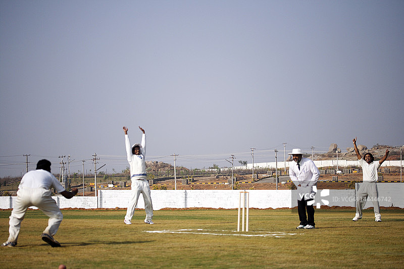 保龄球运动员和守场员向裁判申诉图片素材