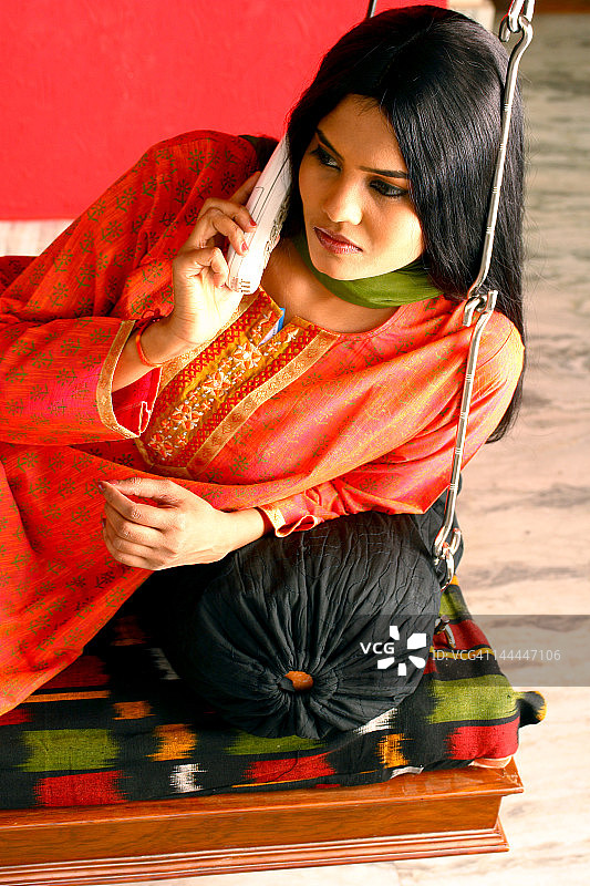 女人用无绳电话交谈图片素材