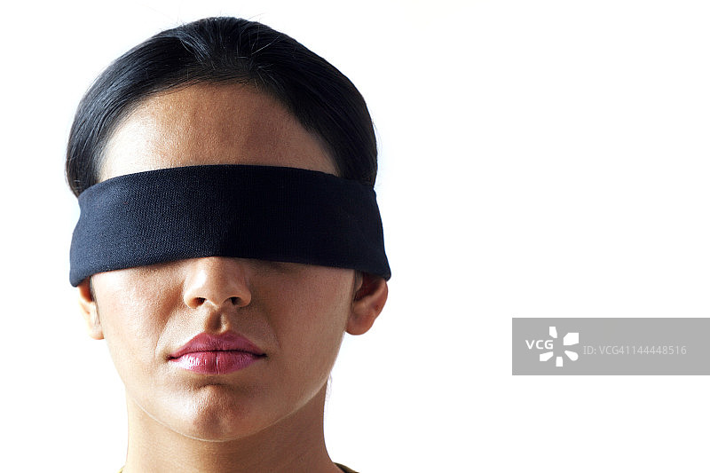 蒙着眼睛的女人图片素材