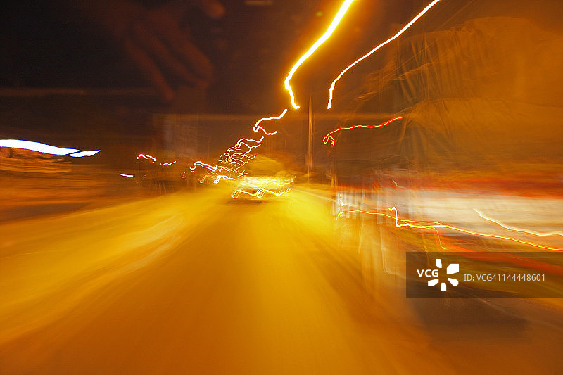 夜晚扭曲的交通图像图片素材