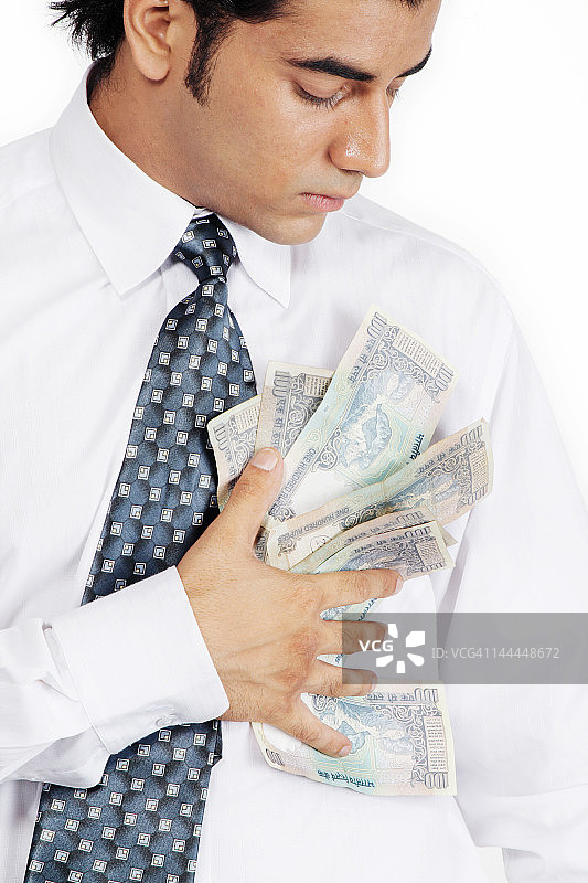 商务男人裤兜里装着钞票图片素材