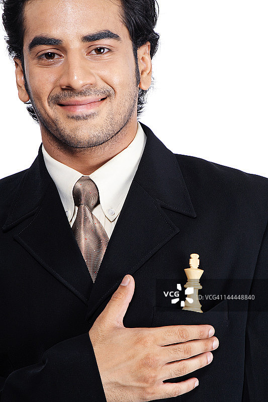 男人拿着一个国际象棋棋子图片素材