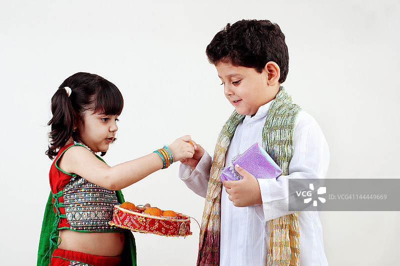 姐姐喂弟弟吃拉杜球图片素材