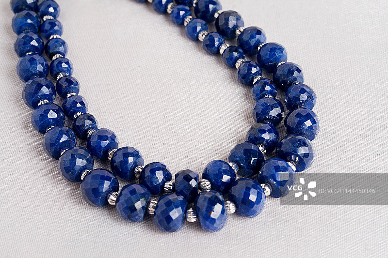 两条珍珠项链特写图片素材