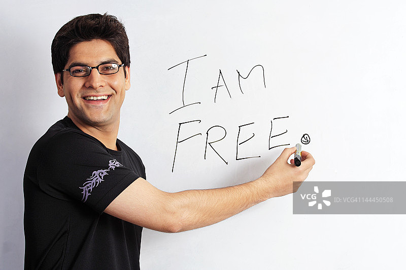 在黑板上书写的男子肖像图片素材