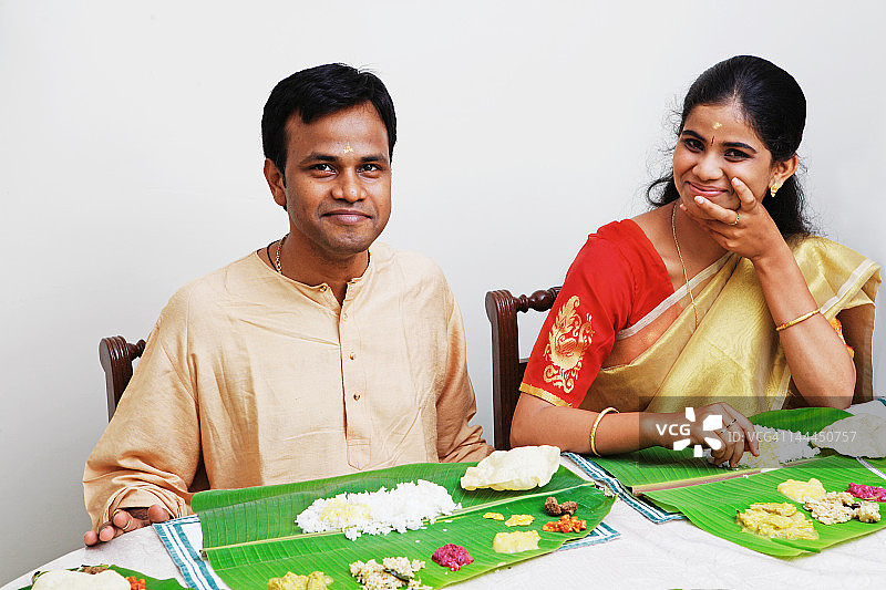 人们享用传统美食图片素材