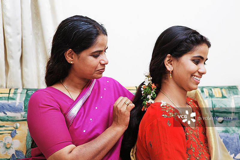 母亲给女儿编辫子图片素材