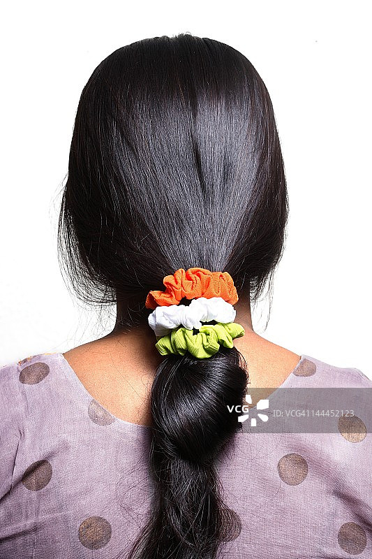 女人头发上的三色橡皮筋图片素材