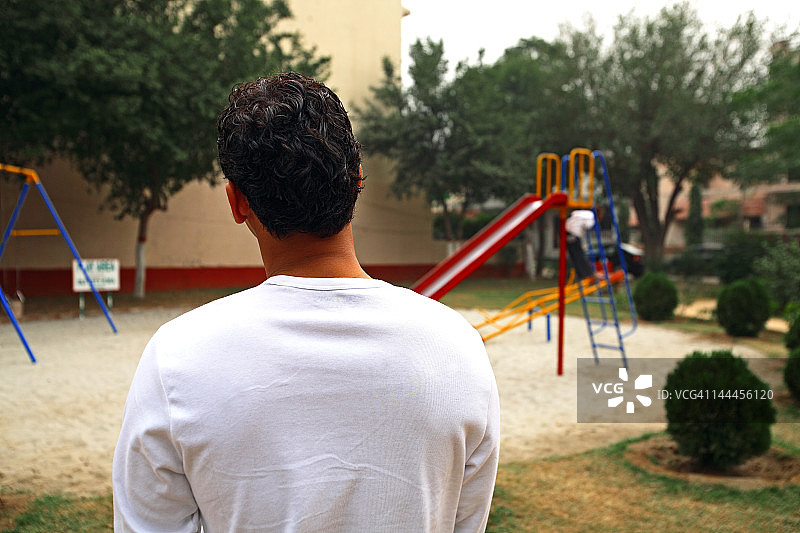 一名男子在公园里的背影图片素材