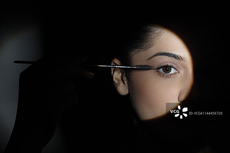 年轻女人刷睫毛膏图片素材