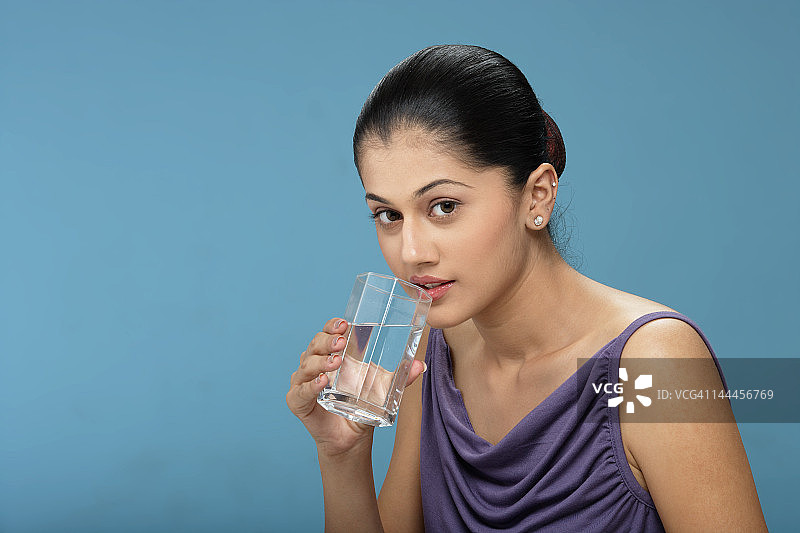 年轻女子喝水图片素材