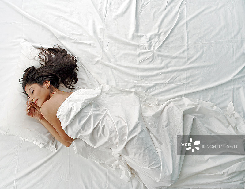 在床上休息的年轻女人图片素材