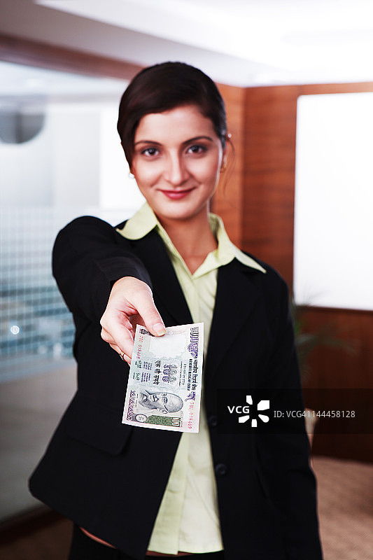 拿着纸币的女商人图片素材