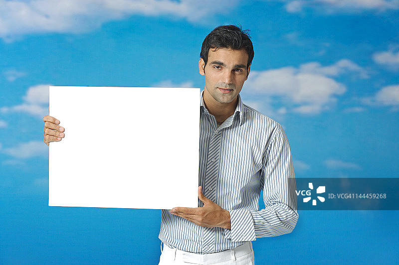 商务人士手持空白标语牌图片素材