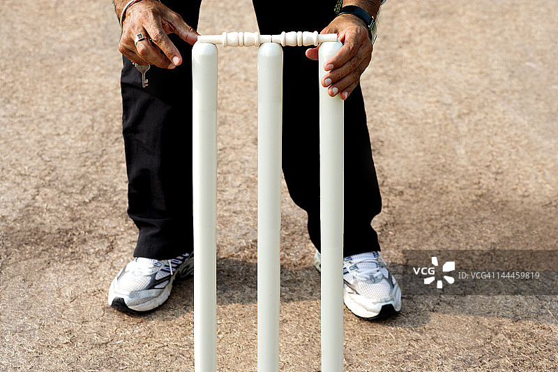 裁判调整板球门柱的局部视图图片素材