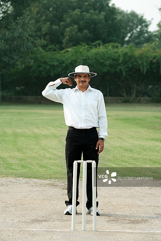 板球裁判示意边线球图片素材