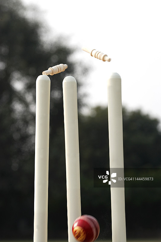 板球击中球桩、球挡脱落的特写图片素材