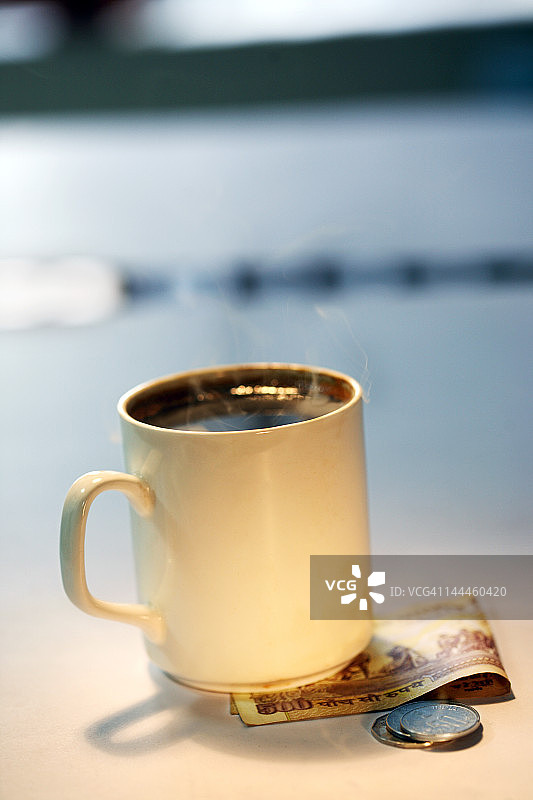 咖啡杯和纸币特写图片素材