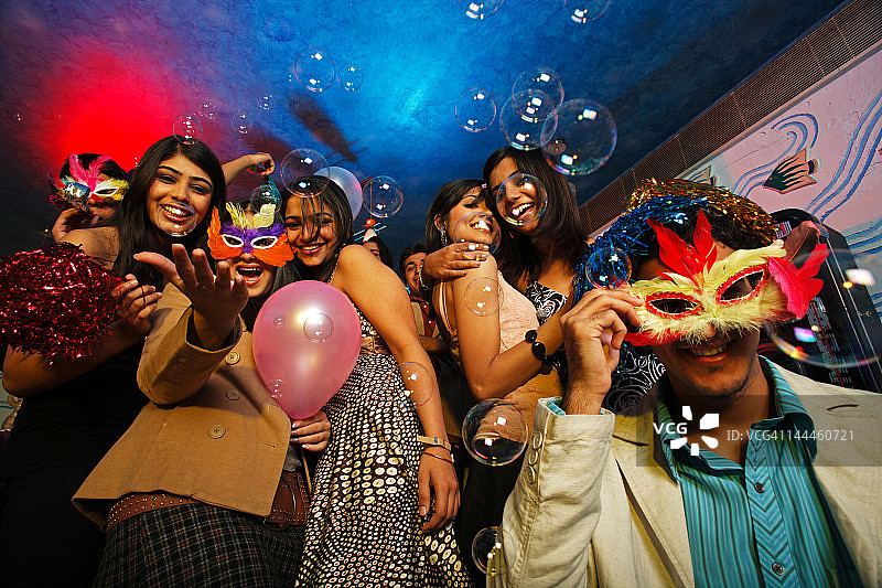 一群年轻人在聚会上庆祝图片素材