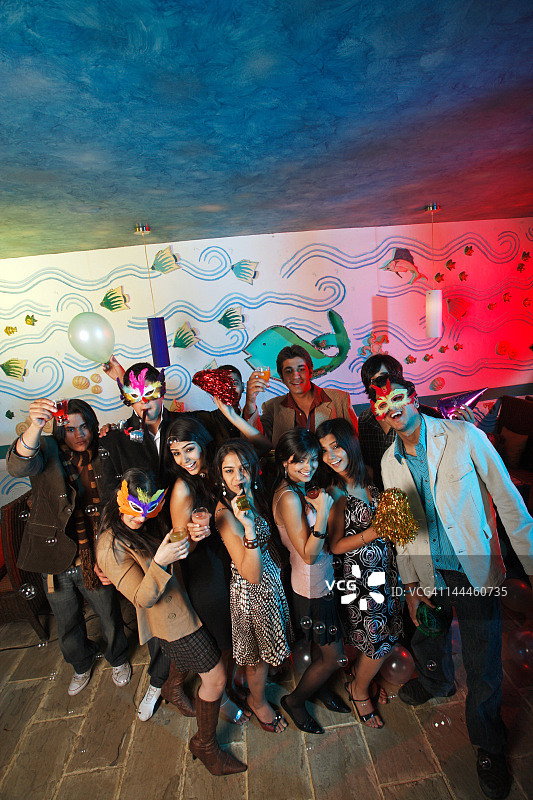 一群年轻人在聚会上庆祝图片素材