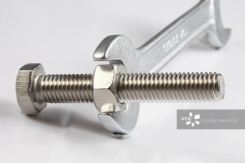 特写：扳手、螺母和螺丝图片素材