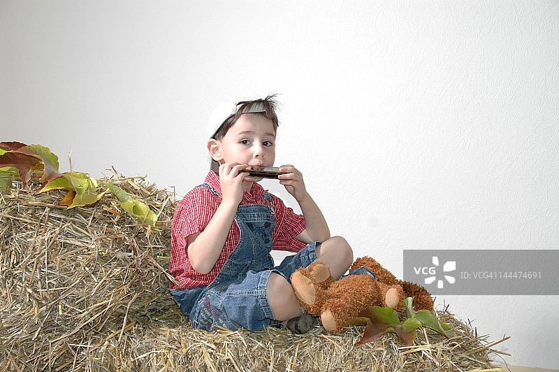 拿着口琴的儿童图片素材