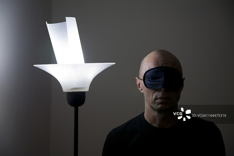 戴狂欢节面具的男人肖像图片素材