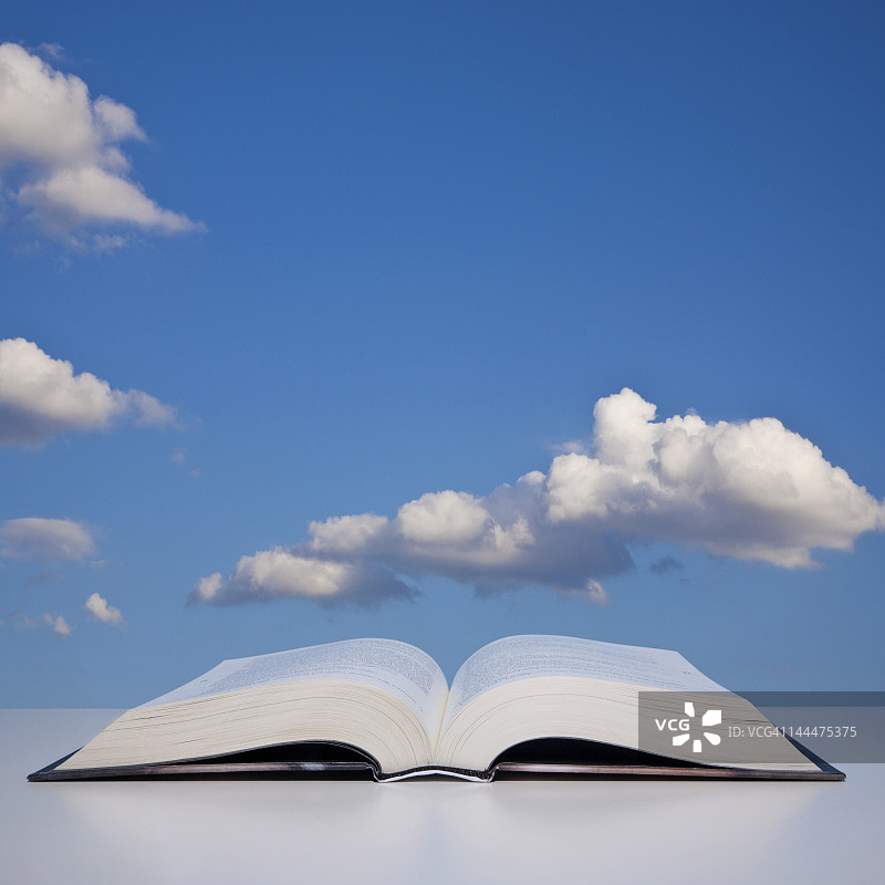 桌子上的打开的书本图片素材