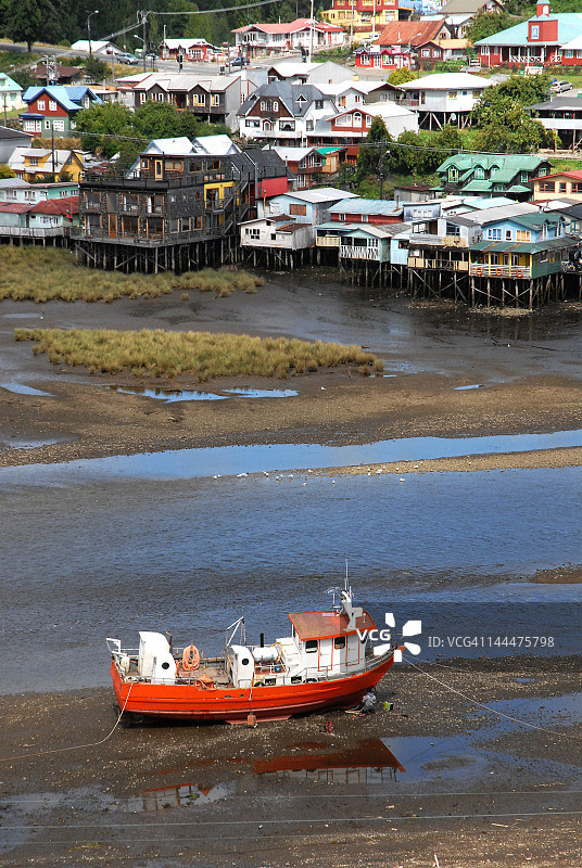 高跷建筑和小船图片素材