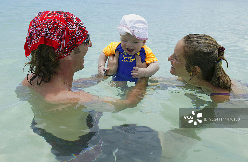 有宝宝的家庭图片素材