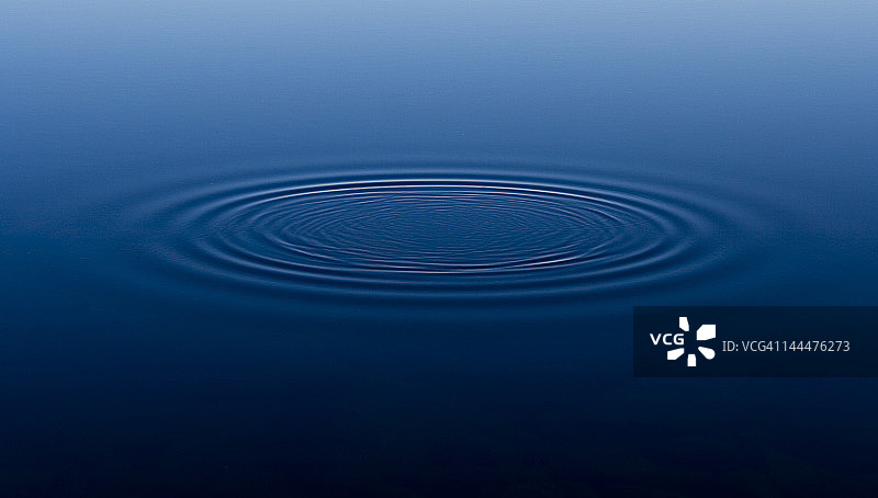 静水中的涟漪图片素材